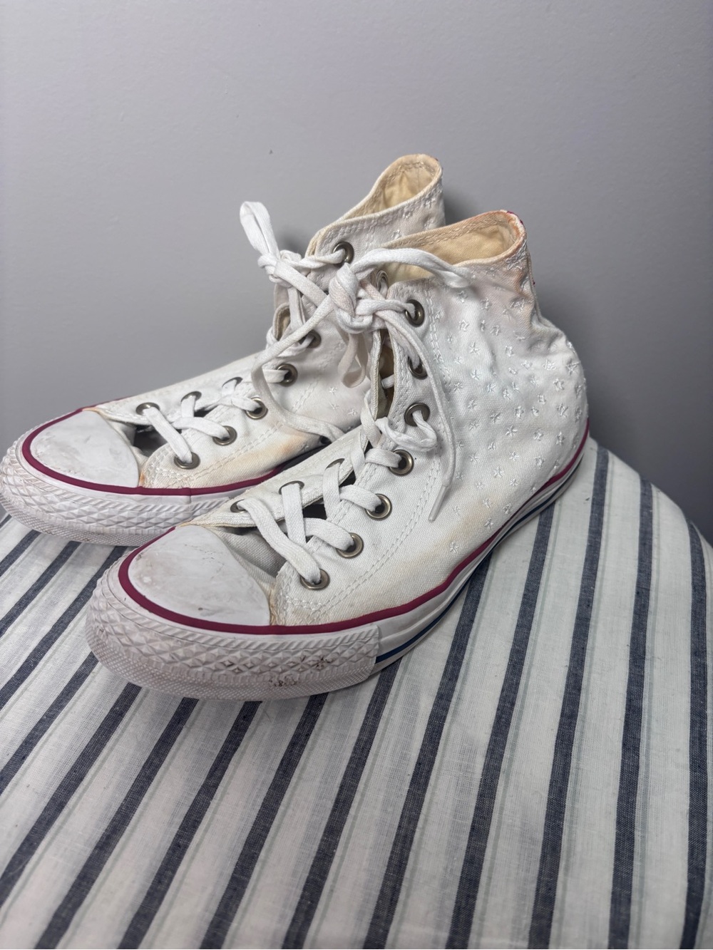 Women’s Converse  Embroidered Stars high-top sneakers Size 8